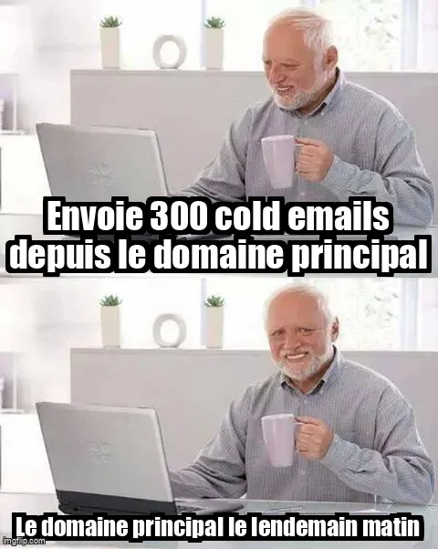 Mème d'Harold qui cache sa douleur : il envoie 300 cold emails depuis le domaine principal, puis découvre le domaine le lendemain matin.